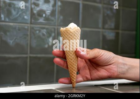 Lady hält Eis, gegessen Eis. Stockfoto