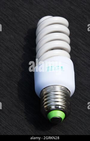 Verschiedene Energiesparlampen (Glühlampe, Spirallampe) Stockfoto