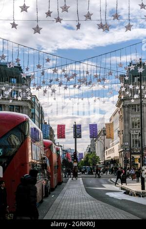 Oxford Street, London, Großbritannien. 1. Oktober 2021.Weihnachtsdekorationen werden auf einem Teil der Oxford Street in London aufgesetzt. Kredit: Matthew Chattle/Alamy Live Nachrichten Stockfoto