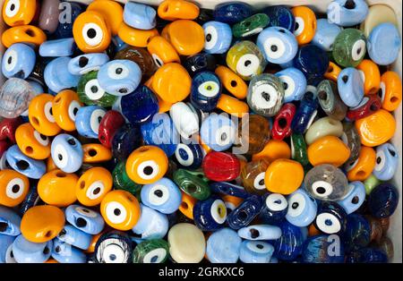 Böse Augenperlen, helle Steine mit farbigen Löchern. Stockfoto