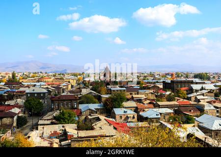 Blick auf die Stadt Gyumri, Armenien mit der Kuppel der Kirche Stockfoto