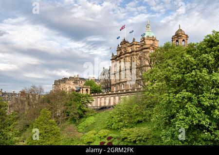 Blick von den Gärten der Princes Street auf das Museum on the Mound, das sich im schottischen Hauptsitz der Lloyds Banking Group, Edinburgh, befindet Stockfoto