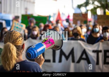 München, Deutschland. Oktober 2021. Freitags für zukünftige demostriert in München Streikende mit Megafon. Bis zu 100 Klimaaktivist*innen sammeln sich am 1.10.2021 in München, um für mehr Klimaschutz zu demontieren. - bis zu 100 Klimaaktivisten versammelten sich am 1. Oktober 2021 in München, um für mehr Klimaschutz zu protestieren. (Foto: Alexander Pohl/Sipa USA) Quelle: SIPA USA/Alamy Live News Stockfoto