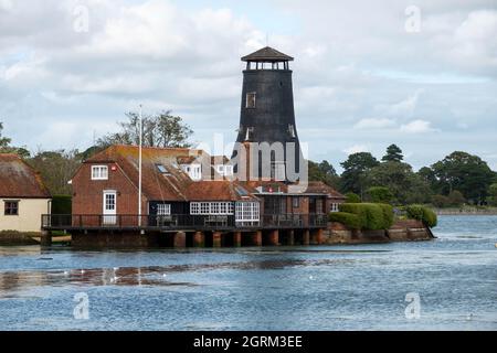 Blick auf die historische alte Mühle am Langstone Harbour England Stockfoto