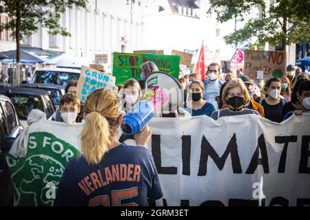 München, Deutschland. Oktober 2021. Freitags für zukünftige demostriert in München Streikende mit Megafon. Bis zu 100 Klimaaktivist*innen sammeln sich am 1.10.2021 in München, um für mehr Klimaschutz zu demontieren. - bis zu 100 Klimaaktivisten versammelten sich am 1. Oktober 2021 in München, um für mehr Klimaschutz zu protestieren. (Foto: Alexander Pohl/Sipa USA) Quelle: SIPA USA/Alamy Live News Stockfoto