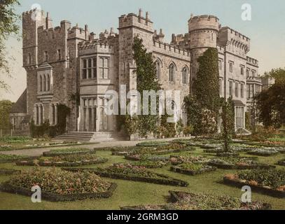 Vintage handkoloriertes Foto um 1890 von Hawarden Castle. Es war die Heimat des ehemaligen britischen Premierministers William Ewart Gladstone, der zuvor der Familie seiner Frau Catherine Glynne gehörte. Erbaut in der Mitte des 18. Jahrhunderts, wurde es später erweitert und extern im gotischen Stil umgebaut Stockfoto