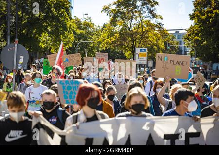 München, Deutschland. Oktober 2021. Fridays for future demostriert in München bis zu 100 Klimaaktivist*innen sammeln sich am 1.10.2021 in München, um für mehr Klimaschutz zu demonstrieren. - bis zu 100 Klimaaktivisten versammelten sich am 1. Oktober 2021 in München, um für mehr Klimaschutz zu protestieren. (Foto: Alexander Pohl/Sipa USA) Quelle: SIPA USA/Alamy Live News Stockfoto