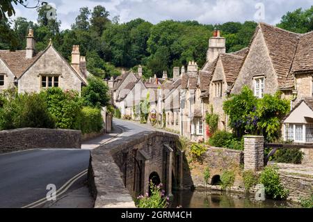 Das malerische Dorf Castle Combe in den Cotswolds, England im Sommer. Stockfoto