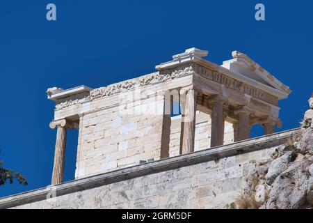 Der Tempel der Athene Nike oder (wie er in der Römerzeit genannt wurde) Tempel des Apteros Nike ist ein kleiner amphprostyle ionischer Tempel auf der Akropolis von Athen Stockfoto