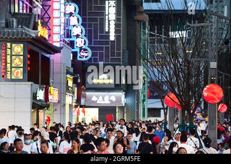 Hefei, Chinas Provinz Anhui. Oktober 2021. Bürger gehen auf der Huaihe Straße in Hefei, der ostchinesischen Provinz Anhui, 1. Oktober 2021. Quelle: Du Yu/Xinhua/Alamy Live News Stockfoto