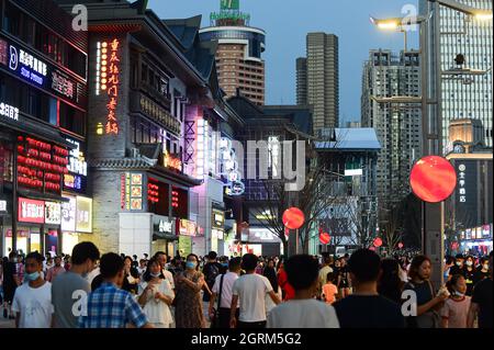 Hefei, Chinas Provinz Anhui. Oktober 2021. Bürger gehen auf der Huaihe Straße in Hefei, der ostchinesischen Provinz Anhui, 1. Oktober 2021. Quelle: Du Yu/Xinhua/Alamy Live News Stockfoto