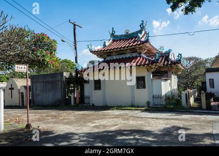 Mausoleen entlang einer der vielen Straßen auf dem chinesischen Friedhof, Manila, Philippinen. Stockfoto