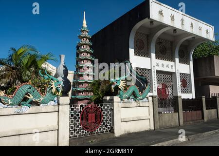 Mausoleen entlang einer der vielen Straßen auf dem chinesischen Friedhof, Manila, Philippinen. Stockfoto