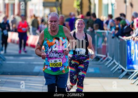 Warrington Running Festival 2021 – reifer Mann im „UK Bongo“-Shirt überquert die Ziellinie Stockfoto