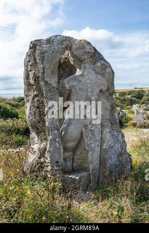 Stein geschnitzte Figur im Tout Quarry Sculpture Park and Nature Reserve, ein UNESCO-Weltkulturerbe, Isle of Portland, Dorset, England, Großbritannien Stockfoto