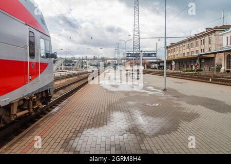 VILNIUS, LITAUEN - 16. AUGUST 2016: Züge am Hauptbahnhof in Vilnius, Litauen Stockfoto