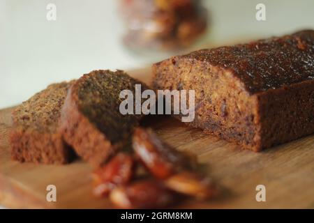 Datteln Kuchen. Ein einfacher Kaffee-Time-Kuchen mit gemahlenen Datteln zum Teig hinzugefügt. Aufgenommen auf weißem Hintergrund Stockfoto