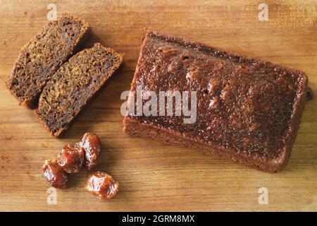 Datteln Kuchen. Ein einfacher Kaffee-Time-Kuchen mit gemahlenen Datteln zum Teig hinzugefügt. Aufgenommen auf weißem Hintergrund Stockfoto