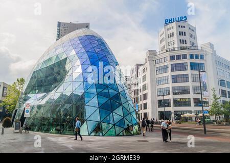 EINDHOVEN, NIEDERLANDE - 29. AUGUST 2016: Moderne Architektur und Philips Gebäude in Eindhoven Stockfoto