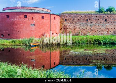 Festungsmauern von Malmo Castle spiegeln sich in seinem Graben, Schweden Stockfoto