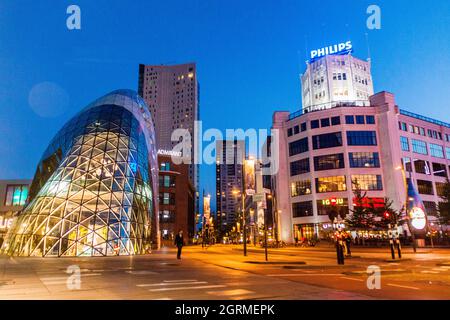 EINDHOVEN, NIEDERLANDE - 29. AUGUST 2016: Moderne Architektur und Philips Gebäude in Eindhoven Stockfoto