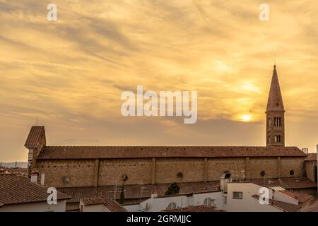 Blick auf die Kirche Santa Maria Novella von den Dächern von Florenz bei Sonnenuntergang Stockfoto