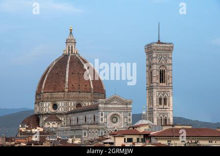 Blick auf den Dom und den Glockenturm von Giotto von den Dächern von Florenz Stockfoto