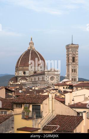 Blick auf den Dom und den Glockenturm von Giotto von den Dächern von Florenz Stockfoto