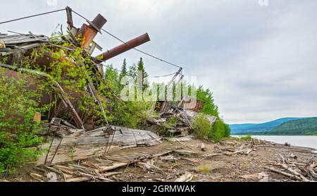 Kanada, Yukon Territory, Yukon River, Ruine des Flussbootes entlang des Flussufers, wo es auf Grund ging Stockfoto