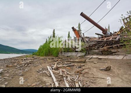 Kanada, Yukon Territory, Yukon River, Ruine des Flussbootes entlang des Flussufers, wo es auf Grund ging Stockfoto