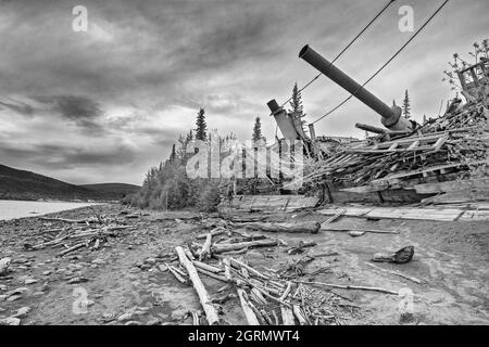 Kanada, Yukon Territory, Yukon River, Ruine des Flussbootes entlang des Flussufers, wo es auf Grund ging, monochrom Stockfoto