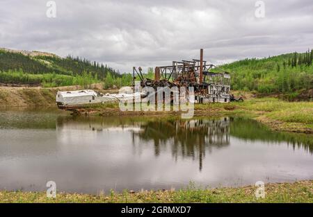 Kanada, Yukon Territory, Klondike Region, Goldbergbau Baggerruine Stockfoto