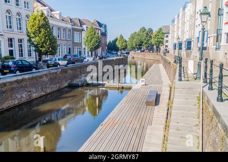 DEN Bosch, NIEDERLANDE - 30. AUGUST 2016: Schmaler Kanal in Den Bosch Niederlande Stockfoto