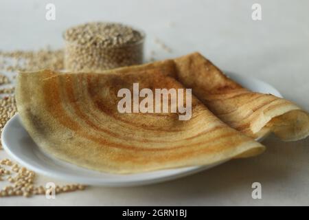 Sorghum Pfannkuchen. Knusprige Pfannkuchen aus Vollkorn-Sorghum und Leinenschalen. Im Volksmund als Jowar dosa bekannt. Aufgenommen auf weißem Hintergrund Stockfoto