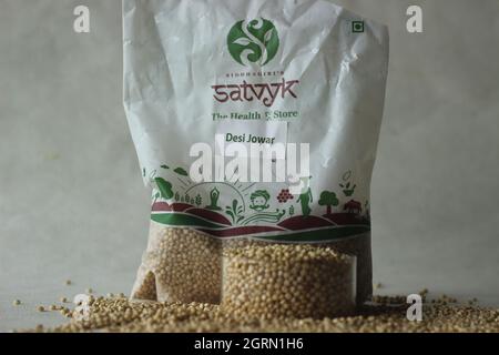 Mumbai, Maharashtra, Indien, Mai 27 2021: Weiße Satvyk-Verpackung für Sorghum-Körner. Es wird auch Jowar genannt Stockfoto