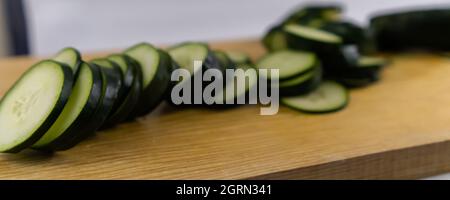Frisch geschnittene Gurke auf einem Holzschneidebrett Stockfoto