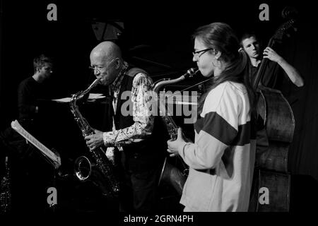 Will Barry, Art Themes, Alex Clarke, James Owston - Art Themes und Alex Clarke Quintet - Soundcheck Herts Jazz Club - The Maltings Theatre Stockfoto