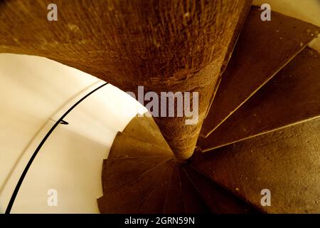 Alte steinerne Wendeltreppe - Blick aus dem hohen Winkel Stockfoto