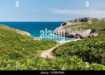 Weg zum kleinen Strand Playa de San Antonio de Mar in Asturien (Nordspanien) Stockfoto