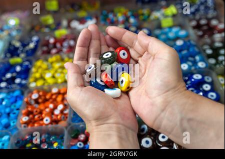 Böse Augenperlen, helle Steine mit farbigen Löchern. Stockfoto