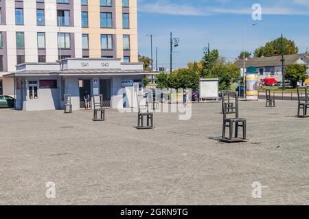 KRAKAU, POLEN - 4. SEPTEMBER 2016: Gedenkstätte des Ghettos Krakau auf dem Heldenplatz des Ghettos Getta des Plac Bohaterow in Krakau, Polen. Stockfoto