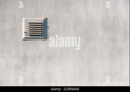 Lüftungsfenster in der Wand, Lüfterloch Stockfoto