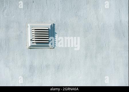 Lüftungsfenster in der Wand, Lüfterloch Stockfoto