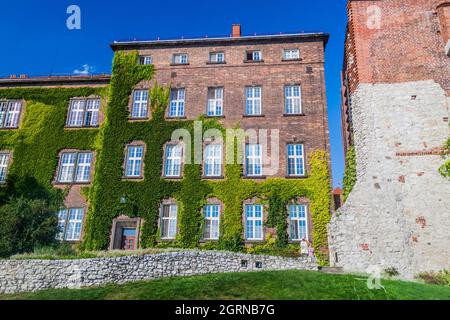 Backsteingebäude und Sandomierz-Turm im Wawel-Schloss in Krakau, Polen Stockfoto