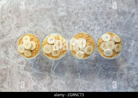 Banana Magnolia Dessert. Draufsicht auf Magnoliendessert im Becher. Stockfoto