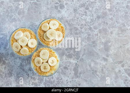 Banana Magnolia Dessert. Draufsicht auf Magnoliendessert im Becher. Stockfoto