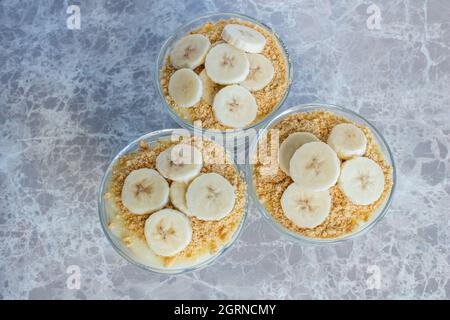 Banana Magnolia Dessert. Draufsicht auf Magnoliendessert im Becher. Stockfoto