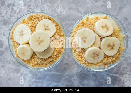 Banana Magnolia Dessert. Draufsicht auf Magnoliendessert im Becher. Stockfoto