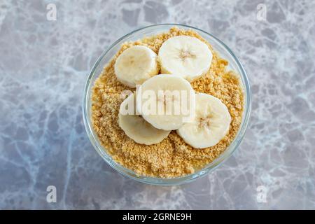 Banana Magnolia Dessert. Draufsicht auf Magnoliendessert im Becher. Stockfoto