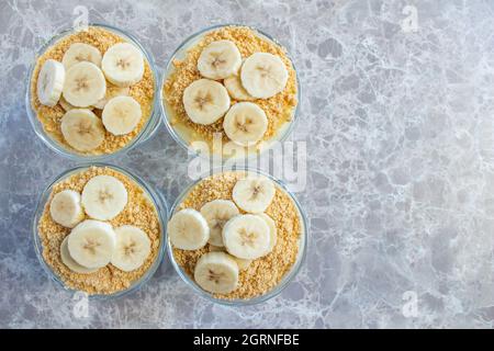 Banana Magnolia Dessert. Draufsicht auf Magnoliendessert im Becher. Stockfoto